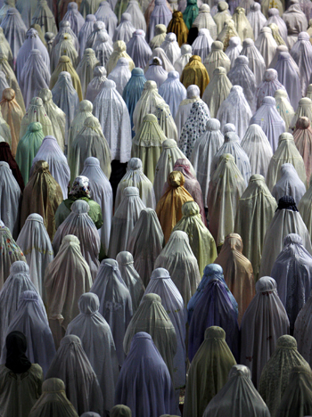 Musulmanes indonesios participan en una oración vespertina llamada tarawih, la tarde anterior al comienzo del Ramadán, en la mezquita de Istiqlal, en Yakarta. EFE