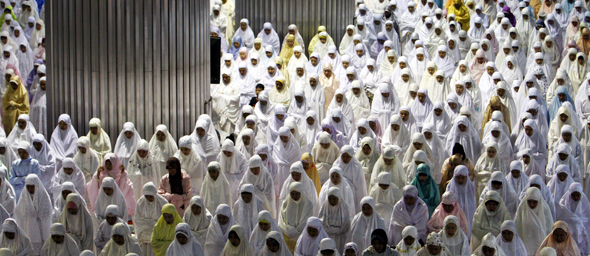 Musulmanes indonesios participan en una oración vespertina llamada tarawih, la tarde anterior al comienzo del ramadán, en la mezquita de Istiqlal, en Yakarta. EFE