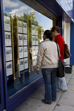 Menos de la mitad de los jóvenes que solicitaron la Renta Básica de Emancipación han logrado cobrarla