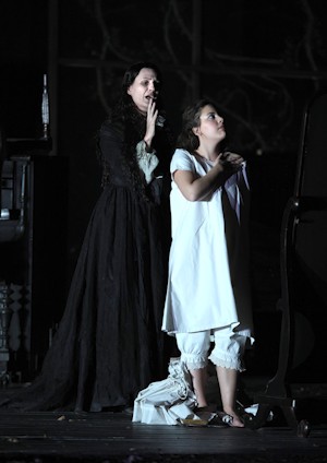 Daniela Sindram (Miss Jessel) y Nazan Fikret (Flora). Foto: Javier del Real