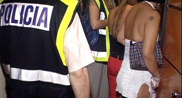Imagen de archivo de una redada en un local en Barcelona. Efe
