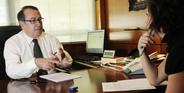 Redondo Terreros atiende a las preguntas de Regina Martínez, de EL IMPARCIAL. Manuel Engo