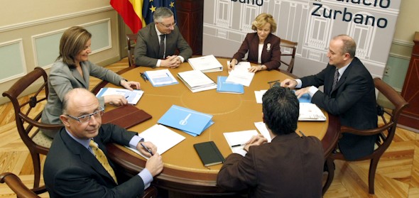 La vicepresidenta económica, Elena Salgado, y los ministros de Industria, Miguel Sebastián y Fomento, José Blanco, durante la reunión con los populares Cristóbal Montoro, Fátima Báñez y Álvaro Nadal. EFE