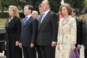Los Reyes reciben a Dmitri Medvédev y a su esposa en el Palacio del Pardo. (Efe)