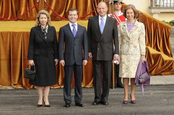 Los Reyes reciben a Dmitri Medvédev y a su esposa en el Palacio del Pardo. (Manuel Engo)