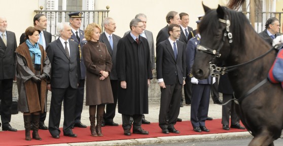 Los Reyes reciben a Dmitri Medvédev y a su esposa en el Palacio del Pardo. En la tribuna, Esperanza Aguirre y Alberto Ruiz Gallardón. (Manuel Engo)
