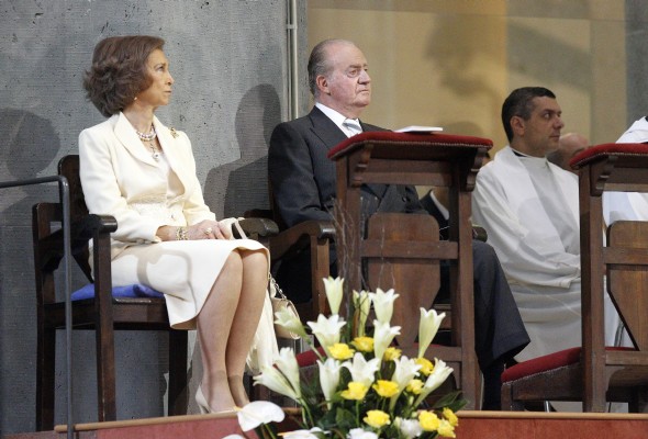 Los reyes de España Juan Carlos y Sofía, asisten a la misa de dedicación celebrada por el papa Benedicto XVI en el templo de la Sagrada Familia. EFE/Andrés Ballesteros