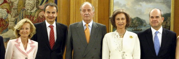 Los Reyes de España y el presidente del Gobierno, José Luis Rodríguez Zapatero (2i), posan con los vicepresidentes segundo y tercero del Gobierno, Elena Salgado (i) y Manuel Chaves (d), respectivamente, tras el acto de promesa de sus cargos celebrado en el Palacio de la Zarzuela. 
