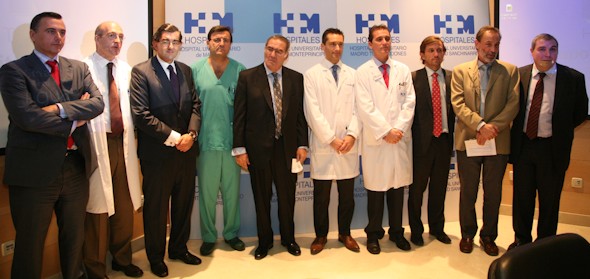 De izda a dcha, los doctores Pablo González Jerez, director asistencial del Grupo HM; José Gómez Moreno, director del Hospital Universitario Madrid Sanchinarro-CIOCC; Juan Abarca Cidón, director general del Grupo HM; Emilio Vicente, responsable del Servicio de Cirugía General y Digestiva del Hospital Universitario Madrid Sanchinarro; Juan Abarca Campal, presidente y consejero delegado del Grupo HM; Lucas Minig, coordinador del Programa de Ginecología Oncológica del Hospital Universitario Madrid Sanchinarro-CIOCC; Carlos Escalera, responsable del Servicio de Urología del Hospital Universitario Madrid Sanchinarro; Jesús Peláez, director de Docencia e I+D+i del Grupo HM; Enrique Egea, jefe de línea de producto de Palex Medical; y Joan Comes, director de la división robótica de Palex Medical.