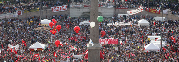 Miles de personas se dan cita en la Plaza del Popolo de Roma durante una manifestación por la libertad de prensa. EFE