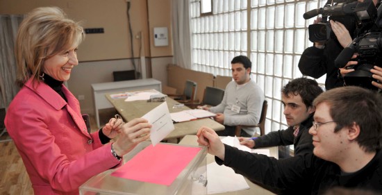 Rosa Díez deposita su papeleta en un colegio electoral de Sodupe, en Güeñes (Vizcaya). (Efe)