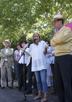 La diputada de UPyD, Rosa Díez (c), junto al candidato de esta formación para las elecciones europeas, Francisco Sosa Wagner (d), durante su participación en un debate callejero celebrado hoy en el Parque del Retiro, en el que darán la palabra a los ciudadanos. EFE/JUAN M. ESPINOSA
