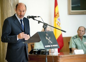El ministro del Interior, Alfredo Pérez Rubalcaba, durante su intervención en la inauguración del curso 2010-2011 en la Academia de Oficiales de la Guardia Civil en Aranjuez, coincidiendo con el conflicto laboral planteado por las asociaciones profesionales del Cuerpo y con la apertura de expedientes a los responsables de las dos mayoritarias. EFE/Ismael Herrero