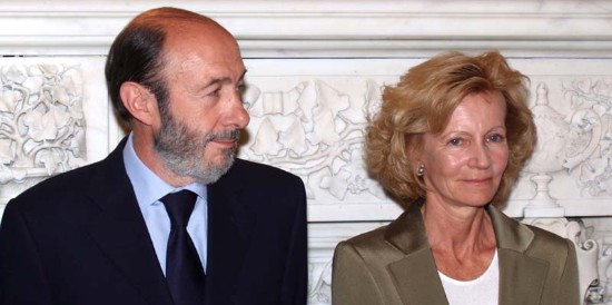 El ministro del Interior, Alfredo Pérez Rubalcaba, junto a la nueva ministra de Economía, Elena Salgado.