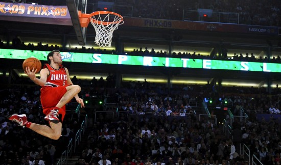 El jugador español de los Trail Blazers de Portland Rudy Fernández se eleva hacia la cesta durante la competencia de clavadas de las estrellas de la NBA este sábado, 14 de febrero de 2009, en el U.S. Airways Center de Phoenix, Arizona (EE.UU.).