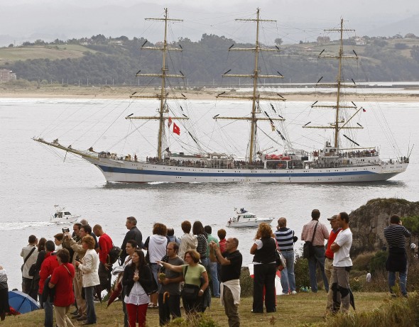 Miles de personas han despedido, a la fragata rusa, Mir que ha participado estos días en el II Festival del Mar de Santander y que ha realizado en el Abra de la bahía santanderina una espectacular parada de velas hasta llegar a la isla de Mouro y de allí a alta mar. Efe