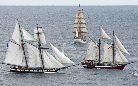 Miles de personas han despedido, a la fragata rusa, Mir que ha participado estos días en el II Festival del Mar de Santander y que ha realizado en el Abra de la bahía santanderina una espectacular parada de velas hasta llegar a la isla de Mouro y de allí a alta mar. Efe