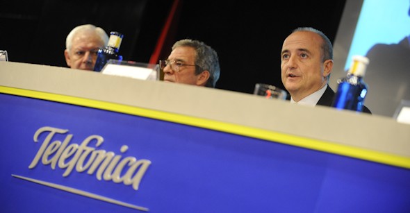 El presidente de Telefónica, César Alierta, y el ministro de Industria, Miguel Sebastián. Foto: Manuel Engo