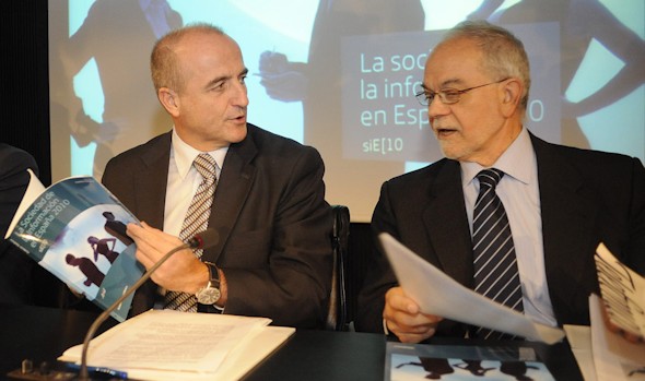 El ministro de Industria, Miguel Sebastián, ojea el informe sobre La Sociedad de la Información junto al vicepresidente de la fundación Telefónica, Javier Nadal. Foto: Manuel Engo