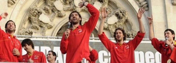 La selección española celebra su triunfo en Madrid (Foto: Manuel Engo)