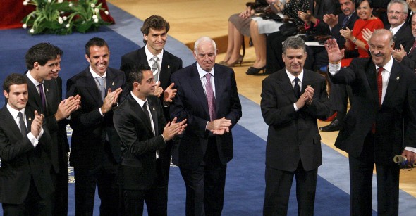 La selección y Luis Aragonés en el Teatro Campoamor de Oviedo (Efe)