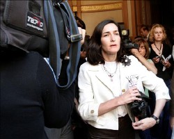 La ministra de Cultura, Ángeles González-Sinde, acudió a la capilla ardiente en la sede de la SGAE