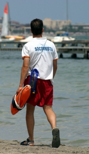 Socorrista trabajando en la playa.