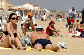 Toar l sol en exceso puede provocar cáncer de piel.