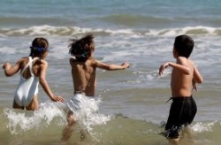 Niños bañándose en el mar.
