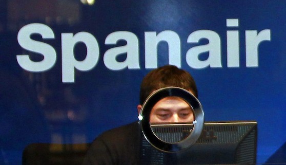 Vista de los mostradores de la compañía aérea Spanair en el aeropuerto de Barcelona, la cual está preparando hoy la solicitud a Aviación Civil para suspender su actividad, ante lo insostenible de su situación financiera, con fuertes pérdidas y un alto endeudamiento, según han confirmado a Efe fuentes del sector aéreo. EFE/Toni Garriga