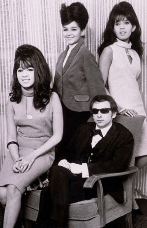 Phil Spector junto a las componentes de The Ronettes, 1960