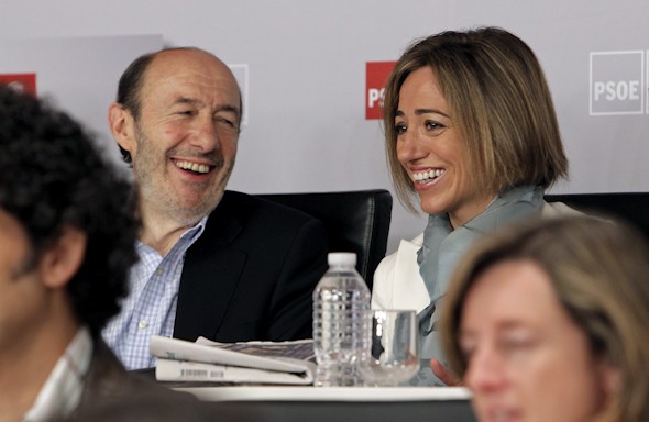  El vicepresidente primero del Gobierno, Alfredo Pérez Rubalcaba y la ministra de Defensa, Carme Chacón, durante la reunión del Comité Federal del PSOE ante el que el presidente del Gobierno, José Luis Rodríguez Zapatero, ha anunciado que no volverá a ser candidato en las próximas elecciones generales. EFE/Emilio Naranjo