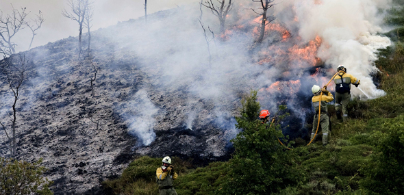 Ocho dotaciones de bomberos y medios aéreos del Gobierno de Navarra y del Ministerio de Medio Ambiente trabajan en la extinción de un incendio declarado en la localidad navarra de Larráyoz. EFE