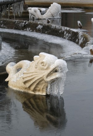 La fuente de la plaza de San Juan de la Cruz en Madrid amaneció helada y los peces que la adornan con carámbanos colgando debido a la ola de frío en aumento que puede hacer descender las temperaturas a -11º en la sierra y -4º en el resto de la región, hasta el lunes a mediodía. EFE/Mondelo
