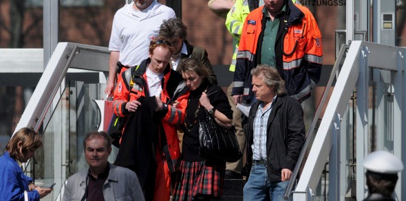 Varias personas salen de los juzgados de Landshut. Efe