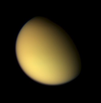 Imagen tomada por la misión Cassini-Huygens de Titán, la luna de misteriosa de Saturno, tiene otra característica en común con nuestro planeta: sus polos son ligeramente achatados. Efe