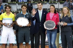  El tenista español Rafa Nadal, el suizo Roger Federer, el príncipe Felipe, la rusa Dinara Safina, y la danesa Caroline Wozniacki, posan con el trofeo de vencedores y subcampeones (Efe)