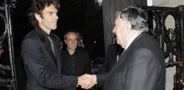 José Tomás saluda a su llegada al académico y presidente de EL IMPARCIAL, Luis María Anson (Foto: Manuel Engo)