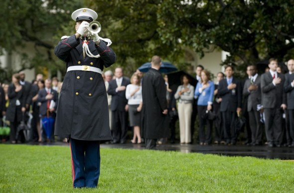 Un hombre toca una pieza solemne con la trompeta durante los actos con motivo del octavo aniversario de los atentados contra las Torres Gemelas de Nueva York. Efe