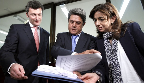 El coordinador de Justicia y Libertades Públicas del PP, Federico Trillo (c), junto a los diputados Santiago Cervera y Sandra Moneo, antes de presentar recurso de inconstitucionalidad contra la nueva Ley del Aborto.