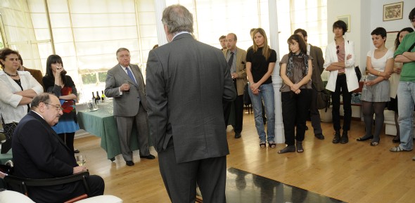 Jorge Lozano habla sobre la visita de Umberto Eco a Madrid en la Fundación Ortega y Gasset ante la mirada de alumnos y de Luis María Anson (Foto: Manuel Engo)