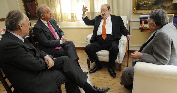 Luis María Anson, José Varela Ortega y Jorge Lozano conversan con Umberto Eco en la Fundación Ortega y Gasset (Foto: Manuel Engo)