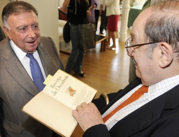 El académico y presidente de EL IMPARCIAL, Luis María Anson, muestra un ejemplar de la Revista de Occidente al semiólogo Umberto Eco