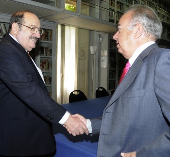 El presidente de la Fundación Ortega y Gasset, José Varela Ortega, estrecha la mano del semiólogo italiano (Foto: Manuel Engo)