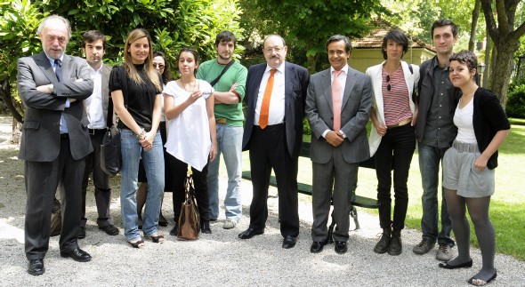 Umberto Eco, rodeado de alumnos del Instituto Universitario de Investigación Ortega y Gasset (Foto: Manuel Engo)