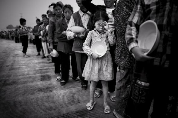 Foto ganadora del segundo premio, que muestra a los supervivientes del terremoto de Sichuan en un campo de refugiados de Mianzhu