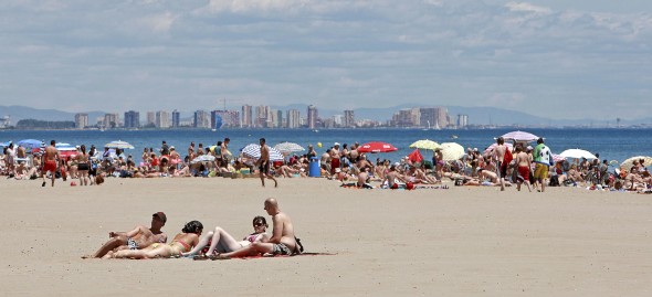 Los valencianos disfrutaron de la playa la jornada electoral Efe