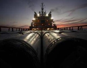 Barco desde el que se trabaja para la colocación de nuevas tuberías.