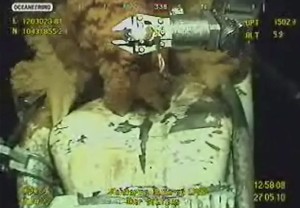 Imagen submarina que muestra el escape de crudo de la plataforma petrolera Deepwater Horizon.