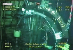 Imagen de la web de la petrolera BP que muestra las tareas de sellado del escape de crudo en el Golfo de México.